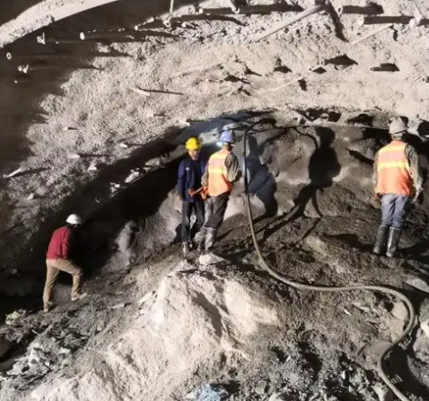 南岔拱顶带模注浆料的施工流程及注意事项